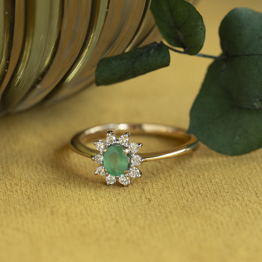 Gold vintage cluster ring with emerald and diamond, 14 kt