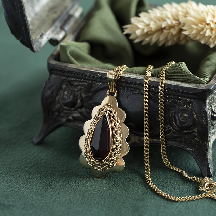 Gouden hanger met granaat 14 krt