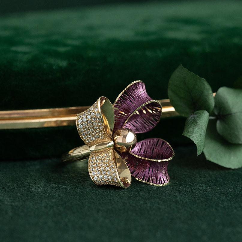 Gouden vintage strik ring met emaille en zirkonia 18 krt