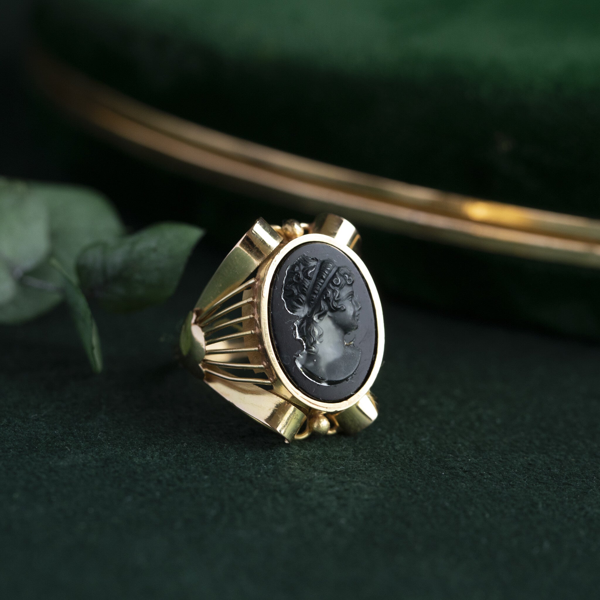 Gouden ring met glas camee 18 krt