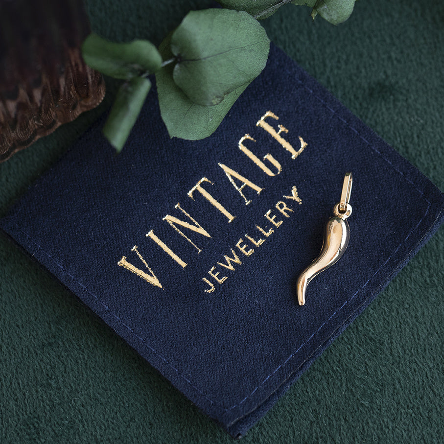 Golden vintage letter 'O' pendant with diamond 14 kt