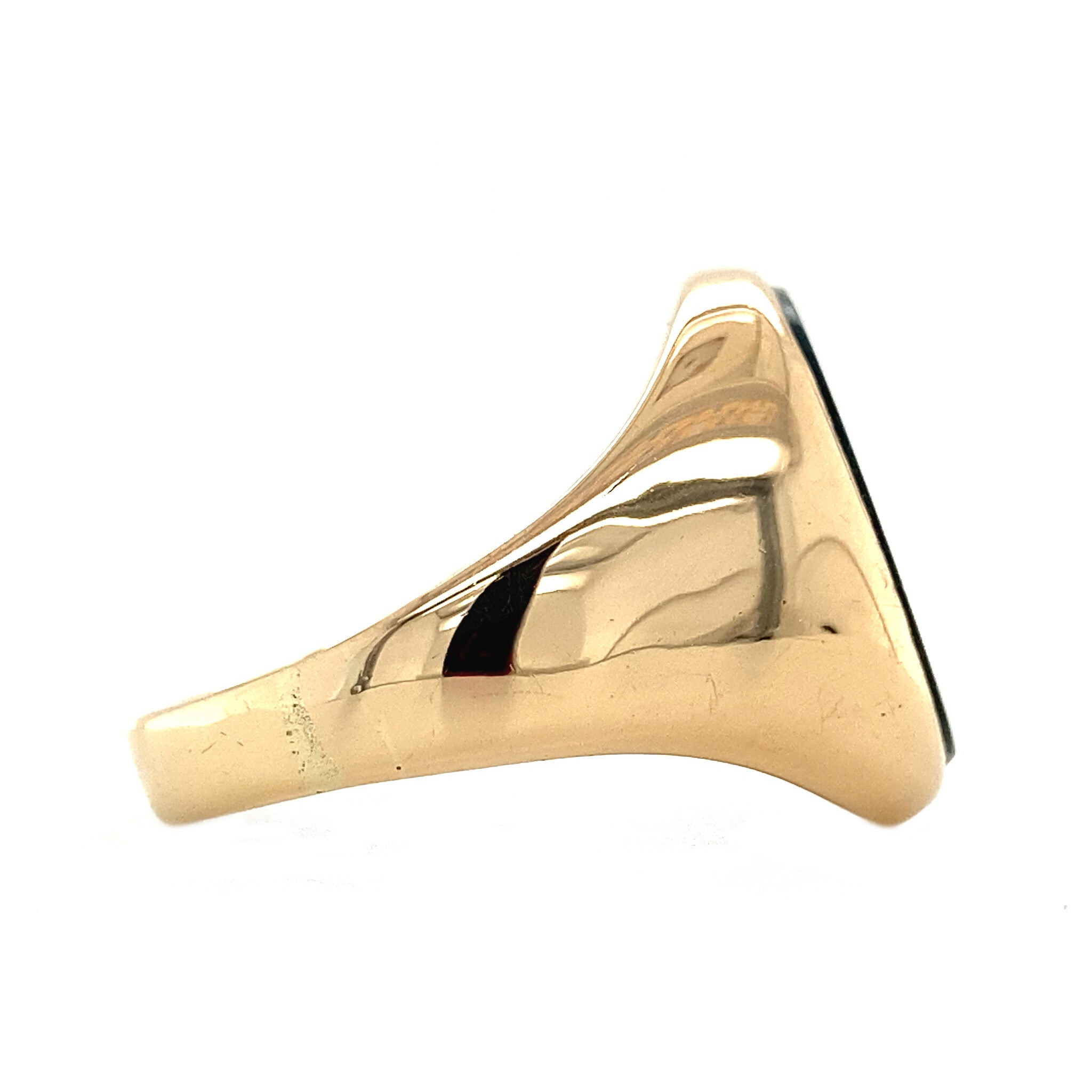 Gold signet ring with onyx 14 krt