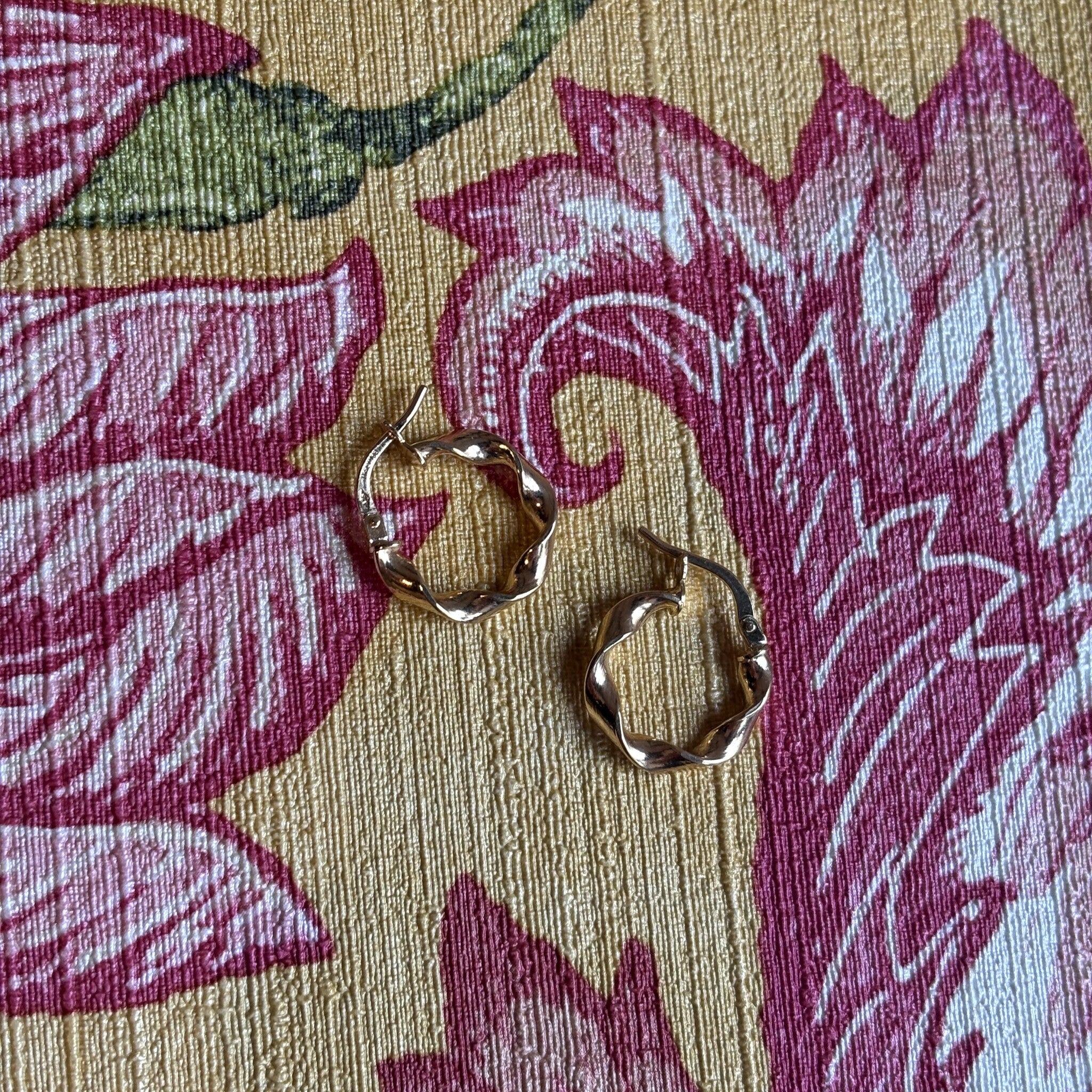 Twisted hoop earrings 9 kt