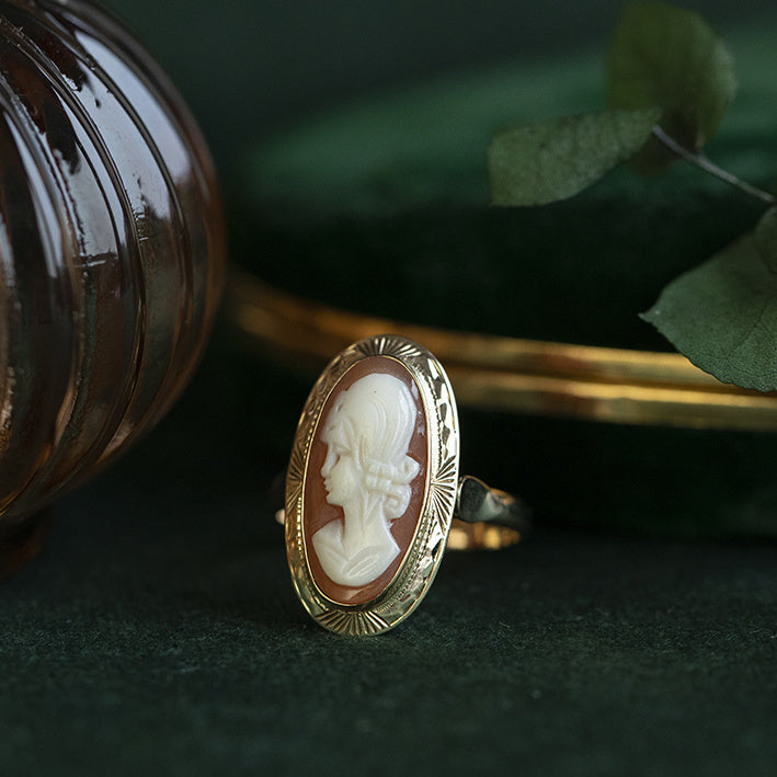 14 kt gold ring with cameo