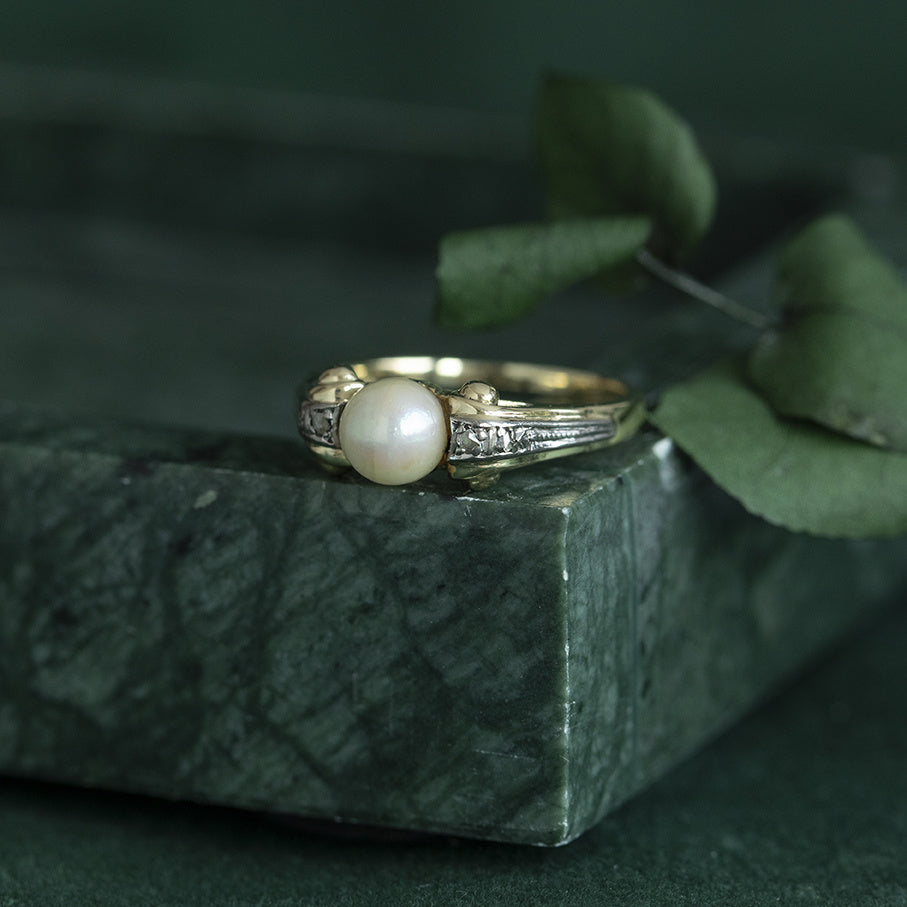 Gouden vintage ring met parel en diamant 14 krt