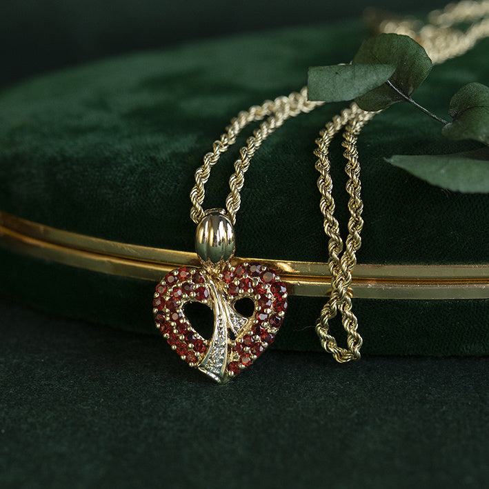 Gouden hart hanger met granaat en diamant 14 krt