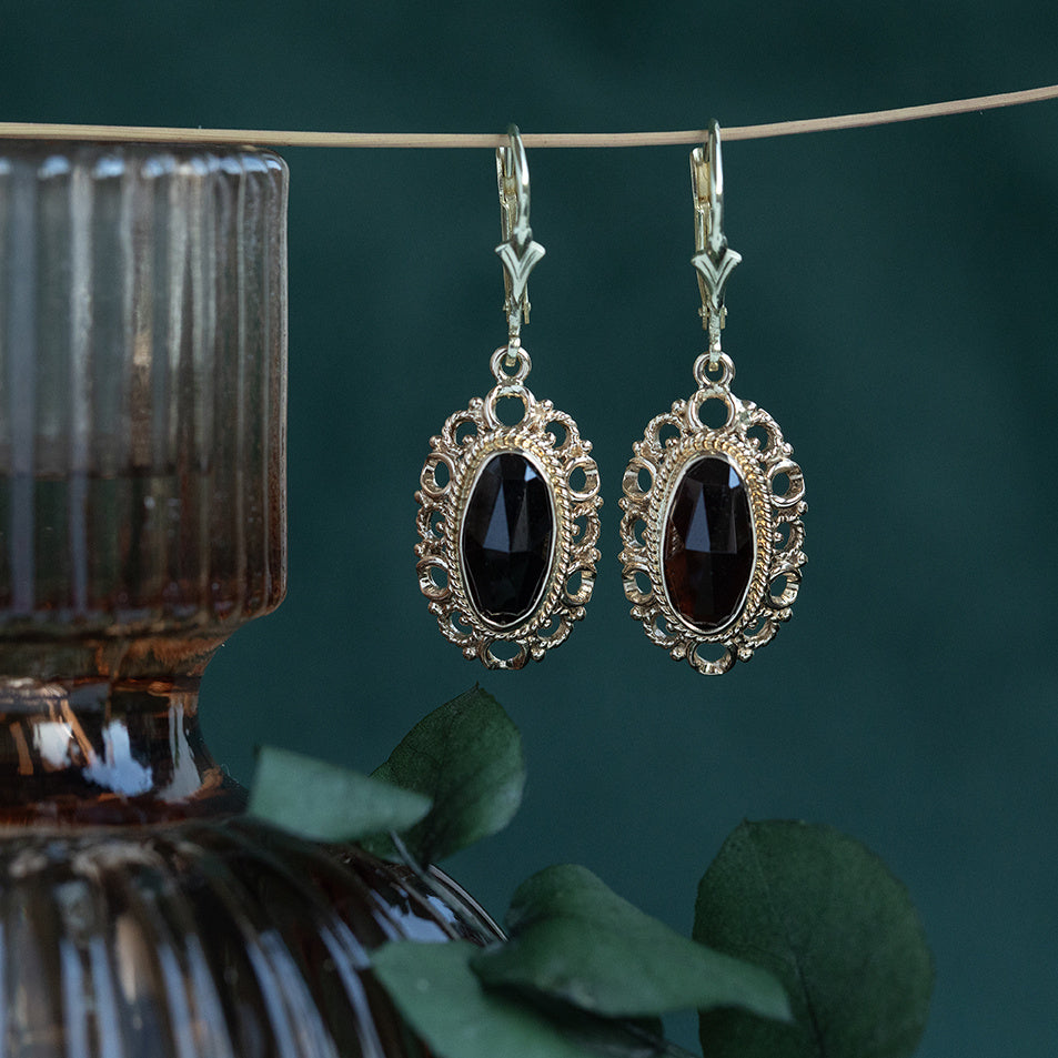 Gouden vintage oorhangers met granaat 14 krt