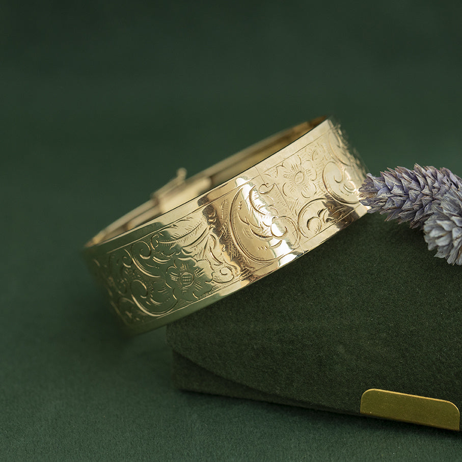 Gouden vintage bangle met gravure 14 krt