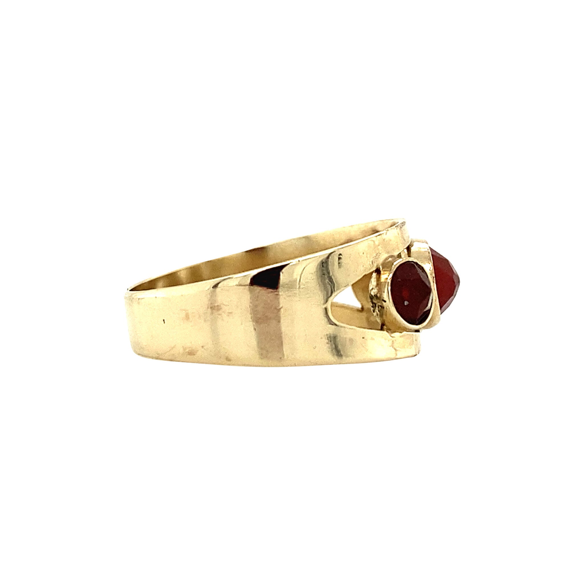 Gold ring with carnelian, 14 kt