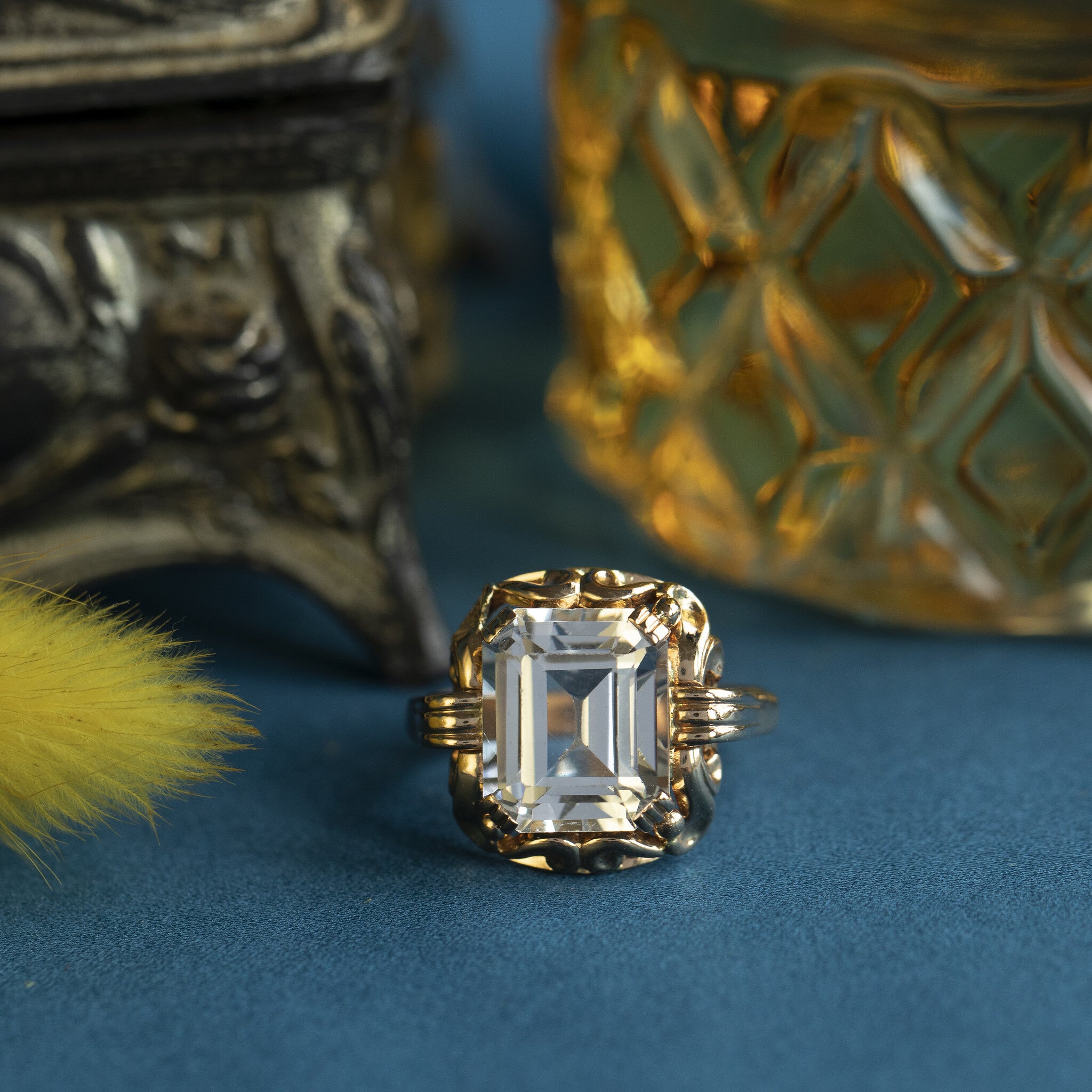 18 kt gold ring with blue spinel