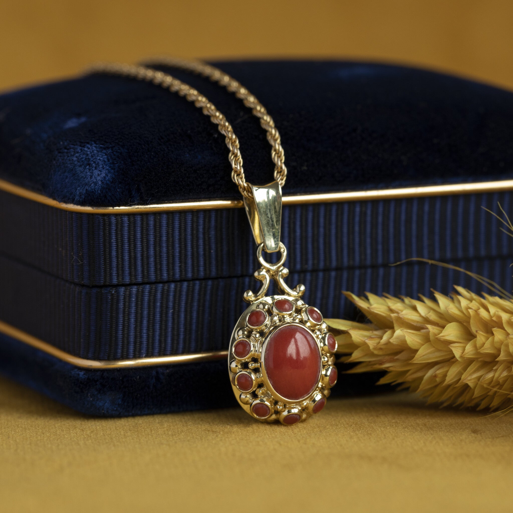 Gouden entourage hanger met bloedkoraal 14 krt