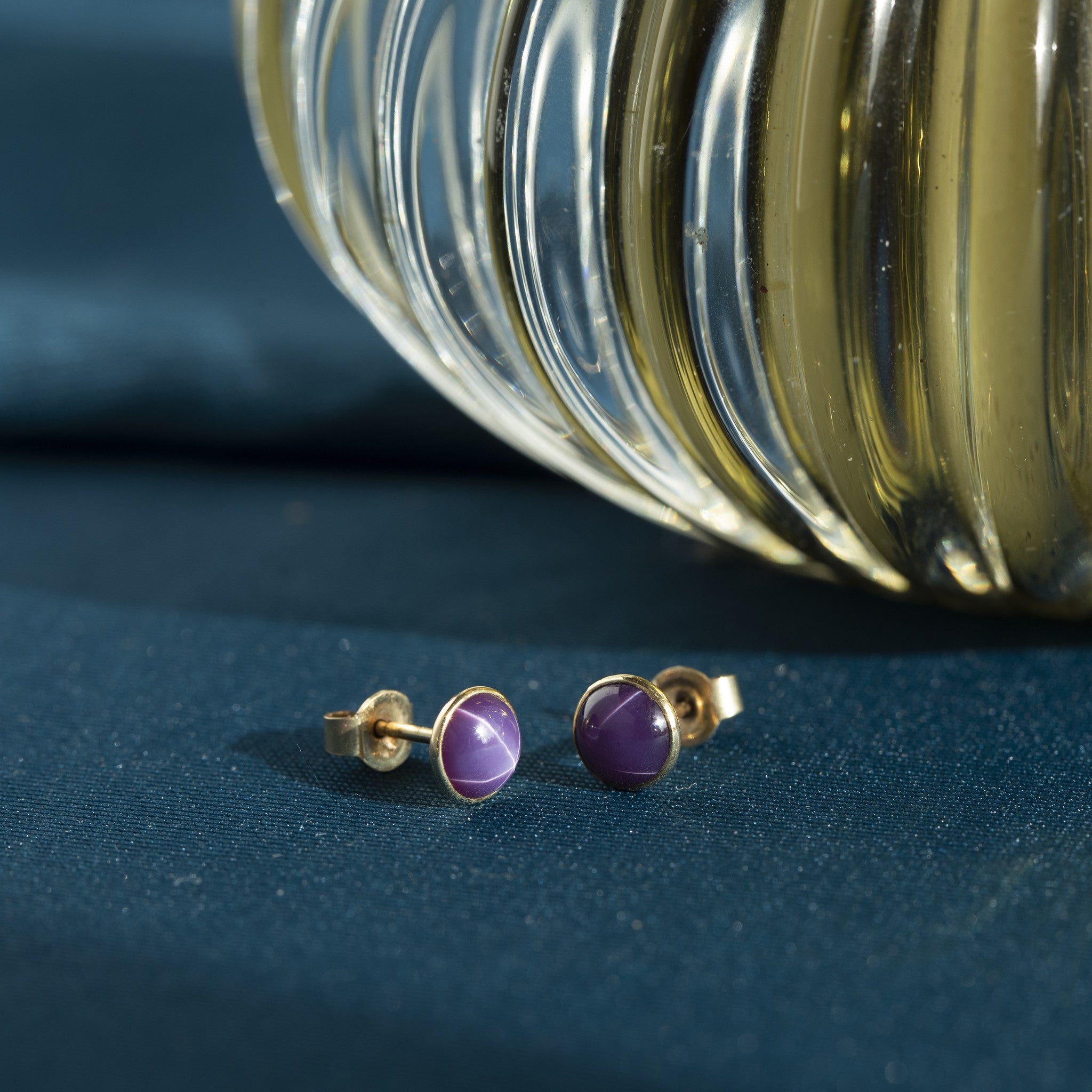 14 kt gold stud earrings with amethyst