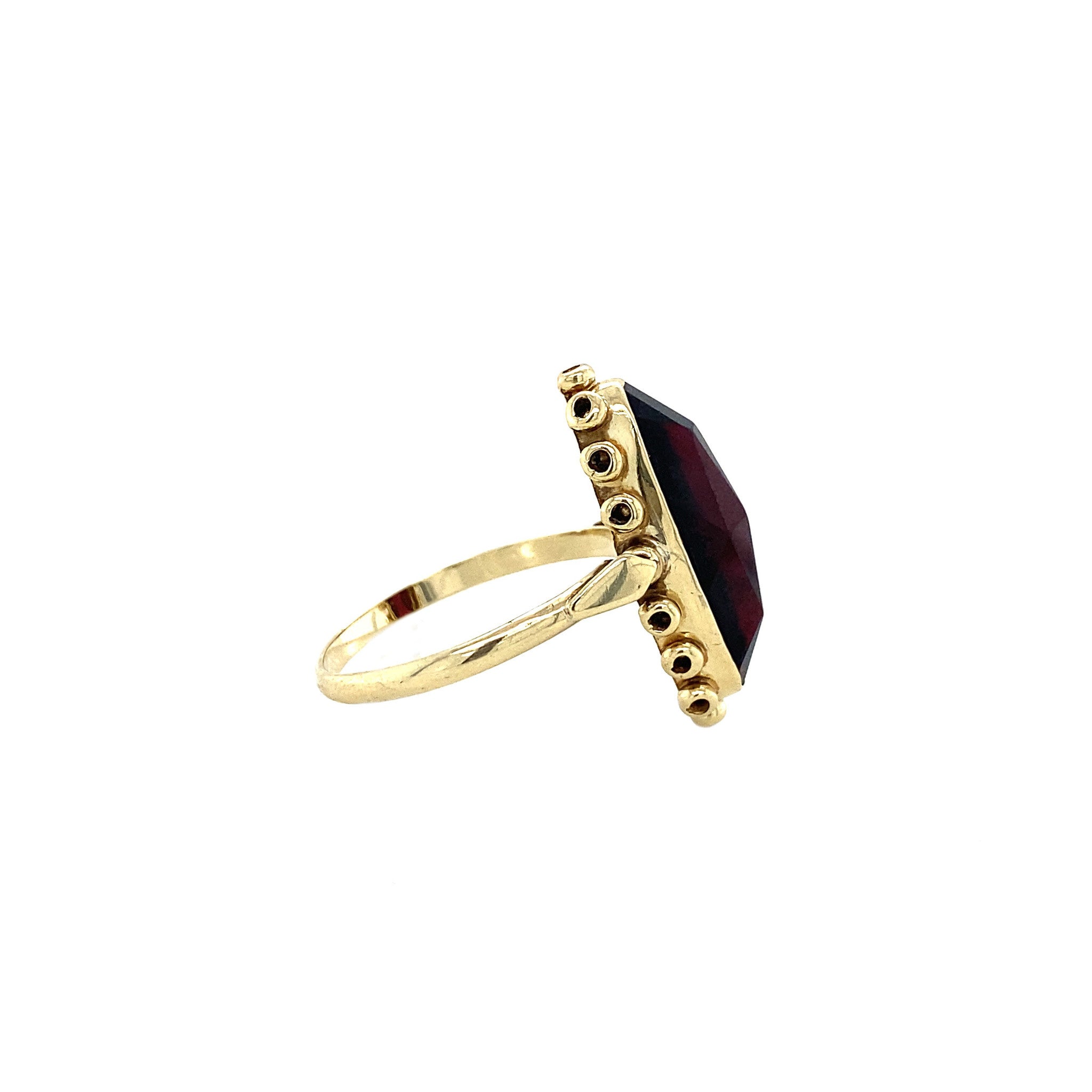 14 kt gold ring with garnet