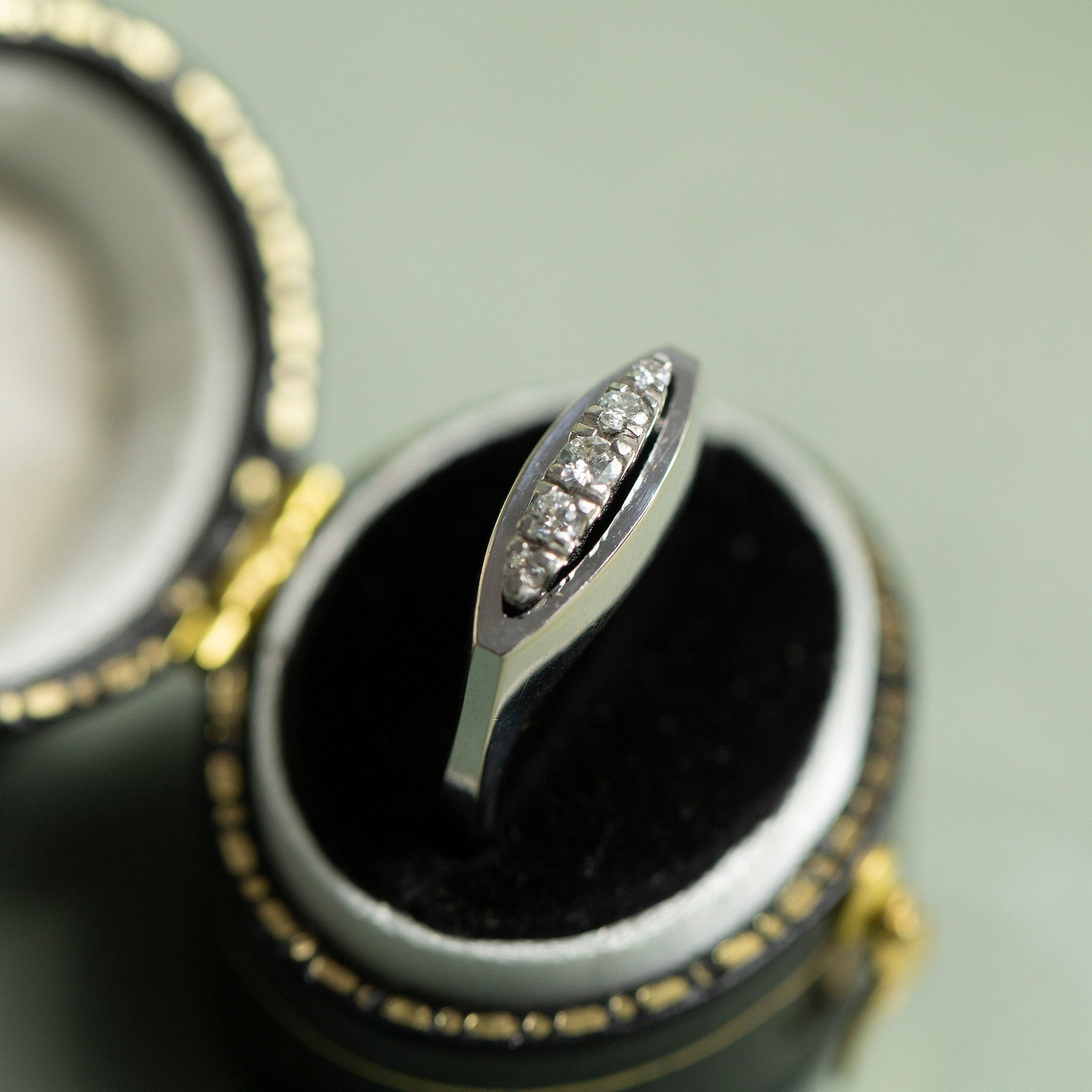 14 kt white gold ring with diamond