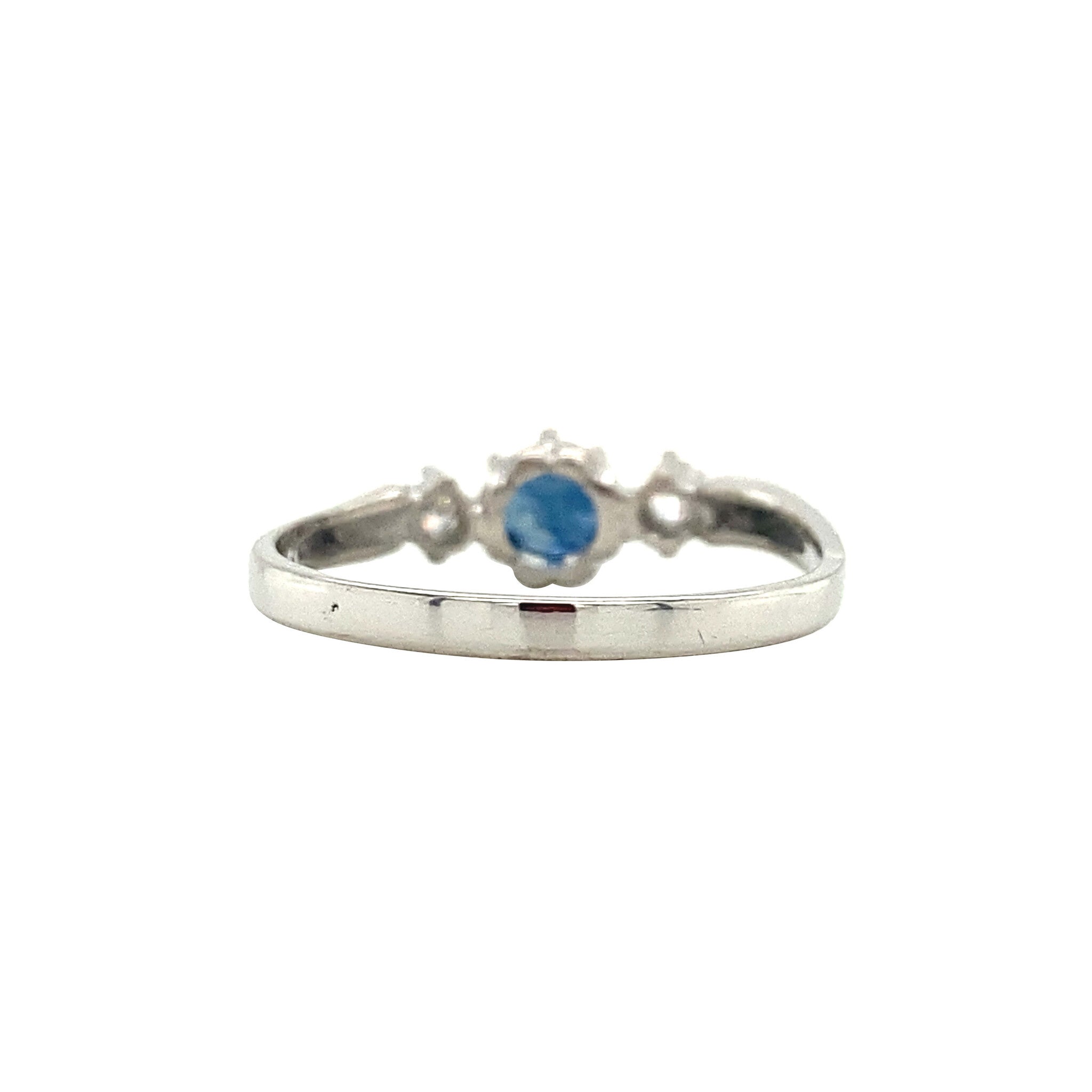14 kt white gold ring with diamond and sapphire