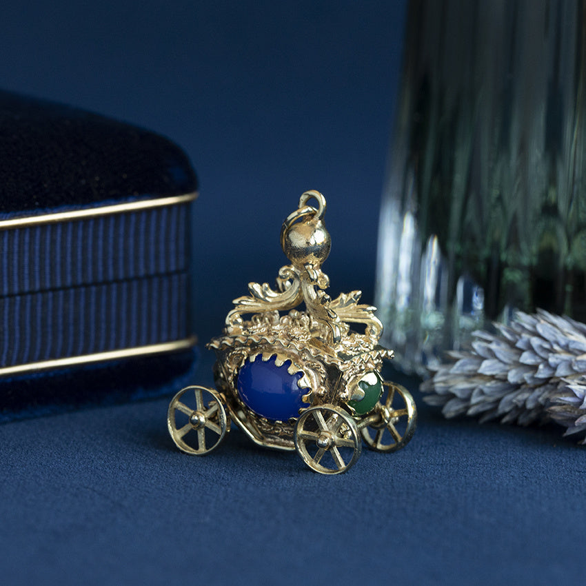 Vintage gouden koets hanger met chalcedoon 14 krt