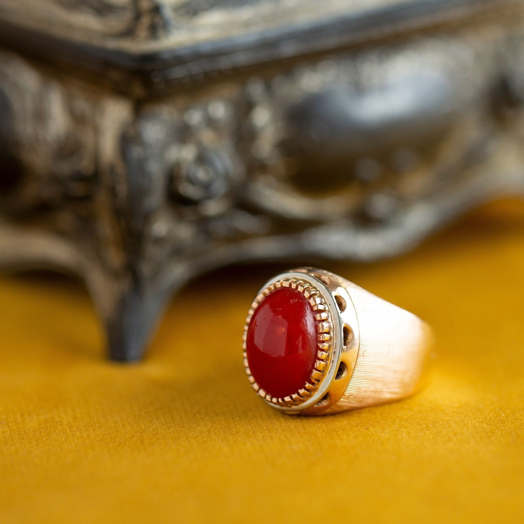 Rose-gold ring with blood coral, 18 kt