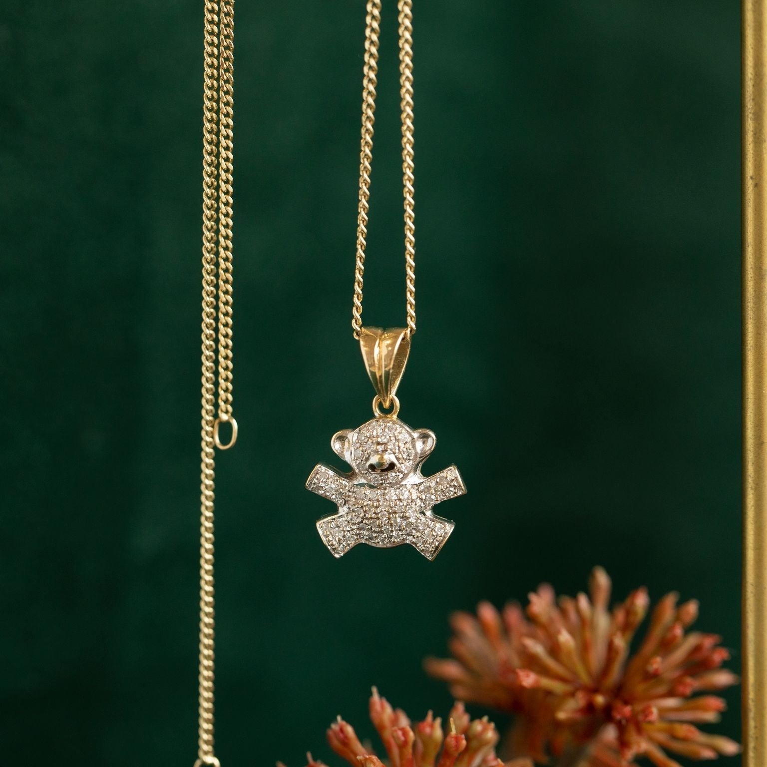 18 kt gold teddy bear pendant with diamond