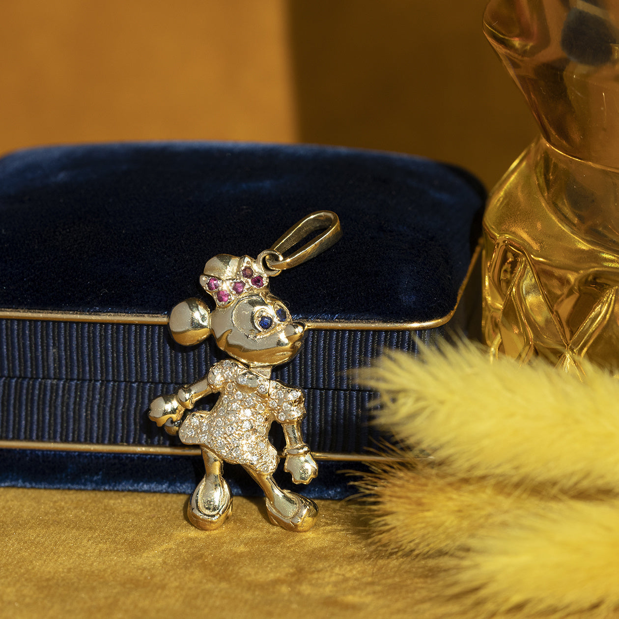 Gouden Minnie Mouse hanger met robijn, saffier en diamant 14 krt