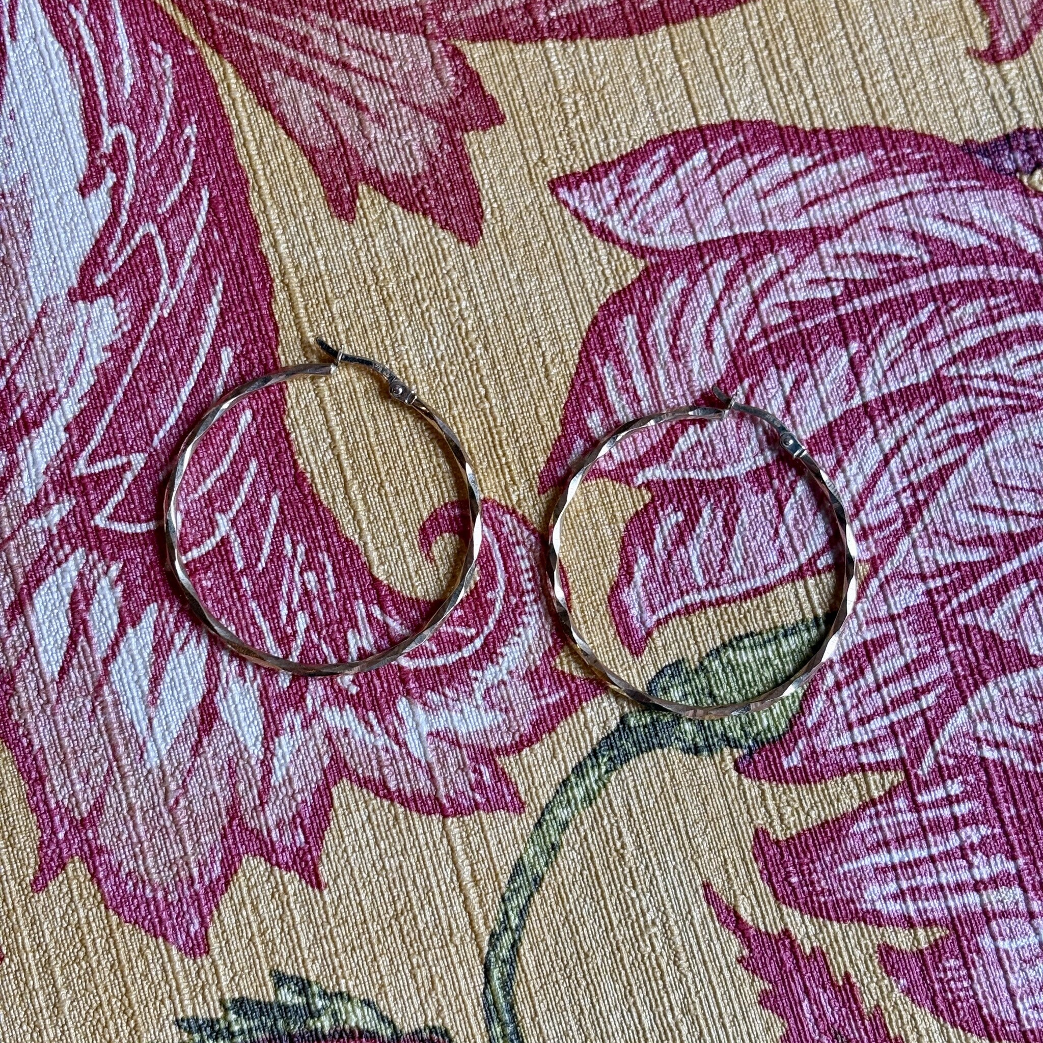 Fantasy hoop earrings 9 ct