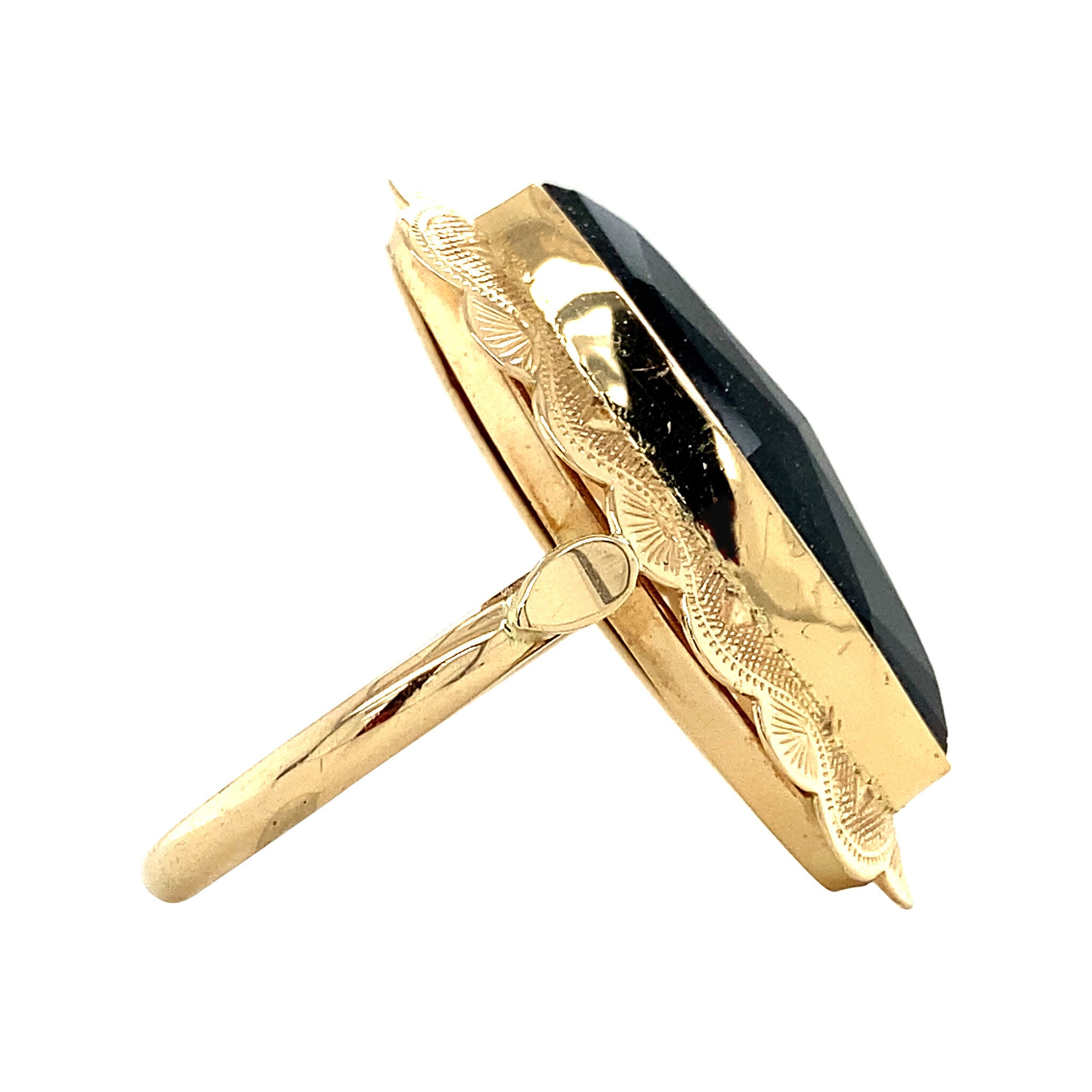 Gold ring with garnet, 14 kt