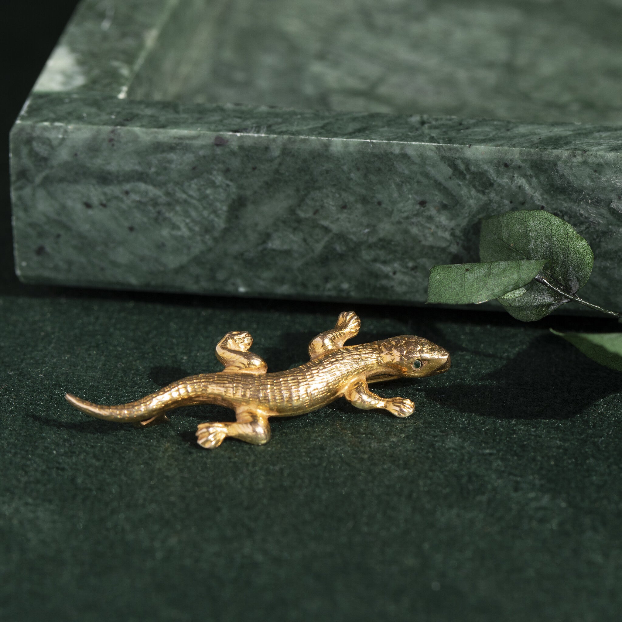 Gouden salamander broche met kleursteen 14 krt