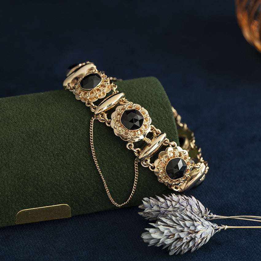 Gouden vintage bootjes armband met granaat 14 krt