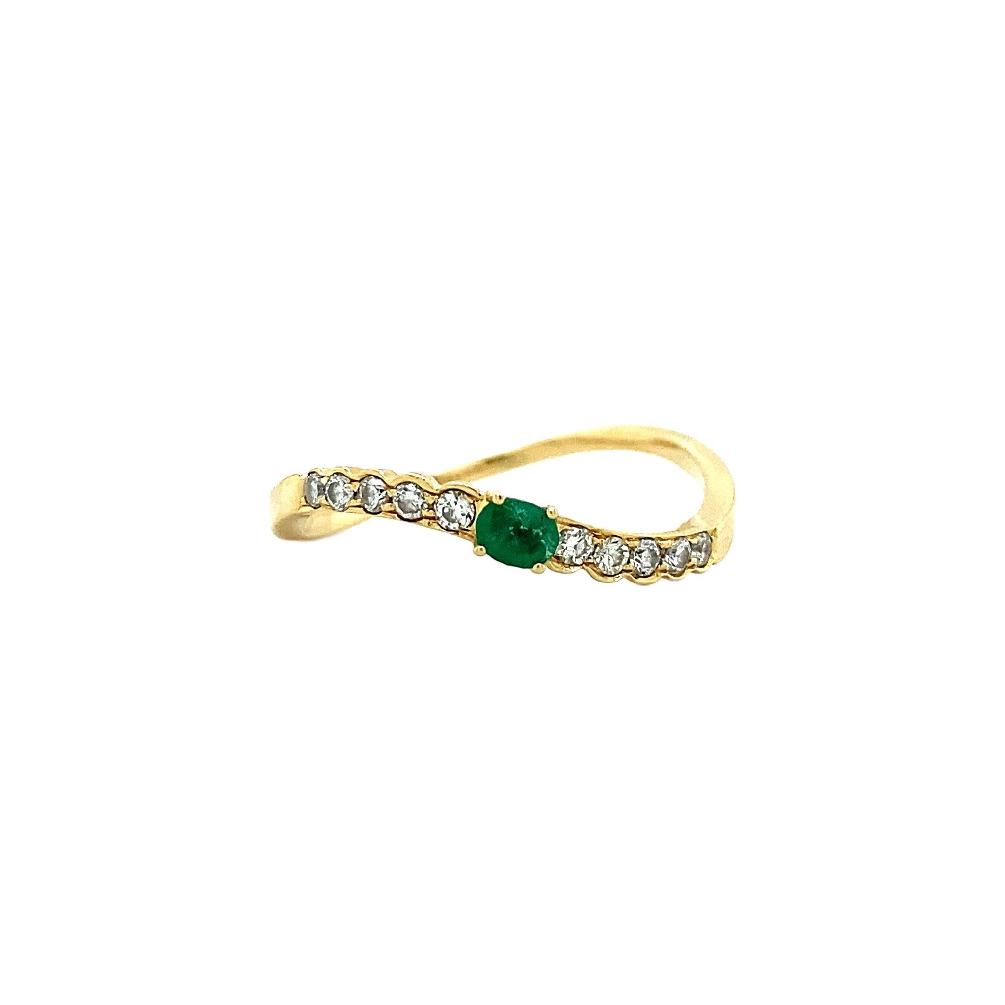 18 kt gold hammered ring with emerald and diamond