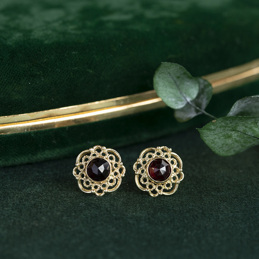 Gold stud earrings with garnet, 14 kt