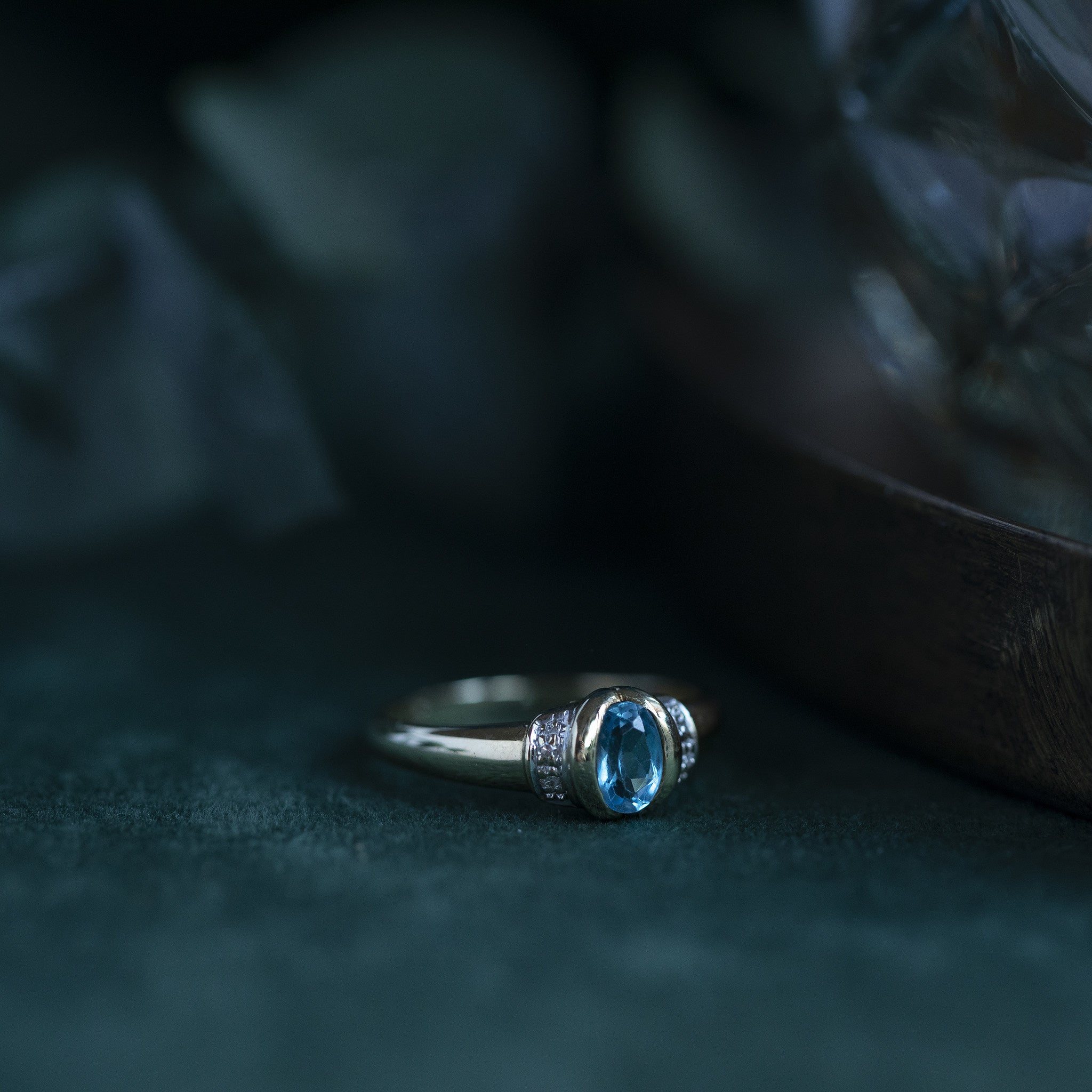 Gold ring with topaz and diamond 14 crt