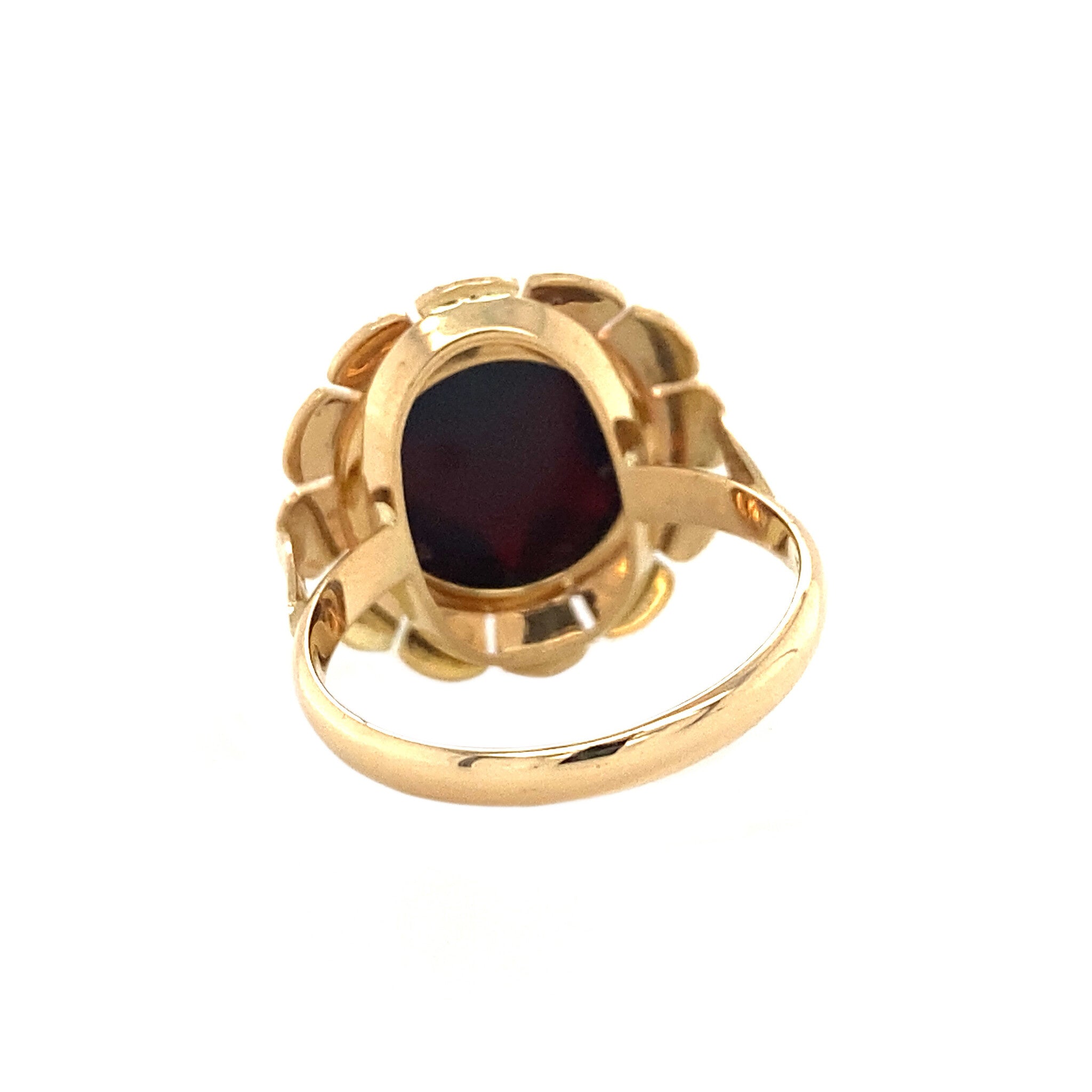 Golden ring with garnet 14 kt
