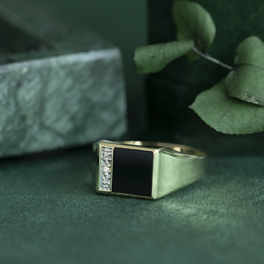 Gouden vintage zegelring met onyx en diamant 14 krt