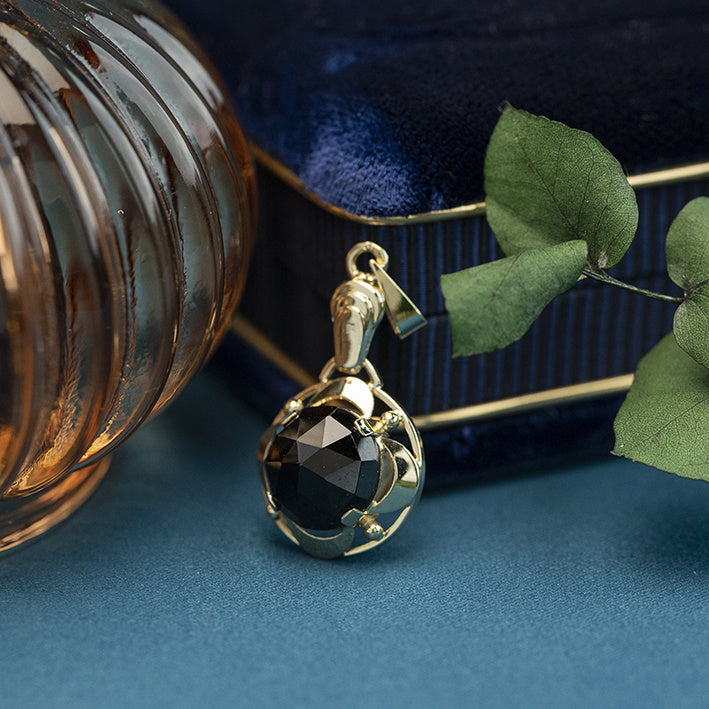 Gouden hanger met granaat 14 krt