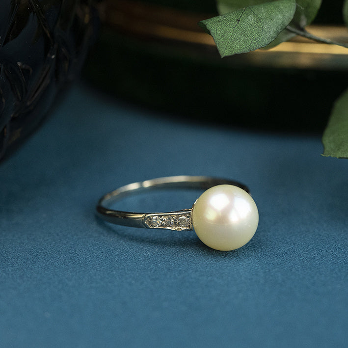14 kt white gold ring with pearl and diamond