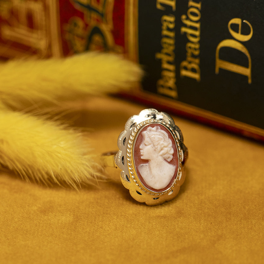Gold vintage ring with cameo 14 kt