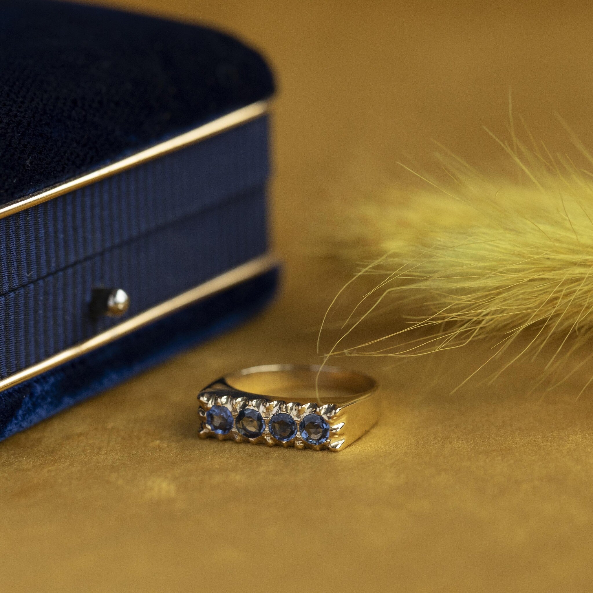 Gouden ring met saffier 14 krt