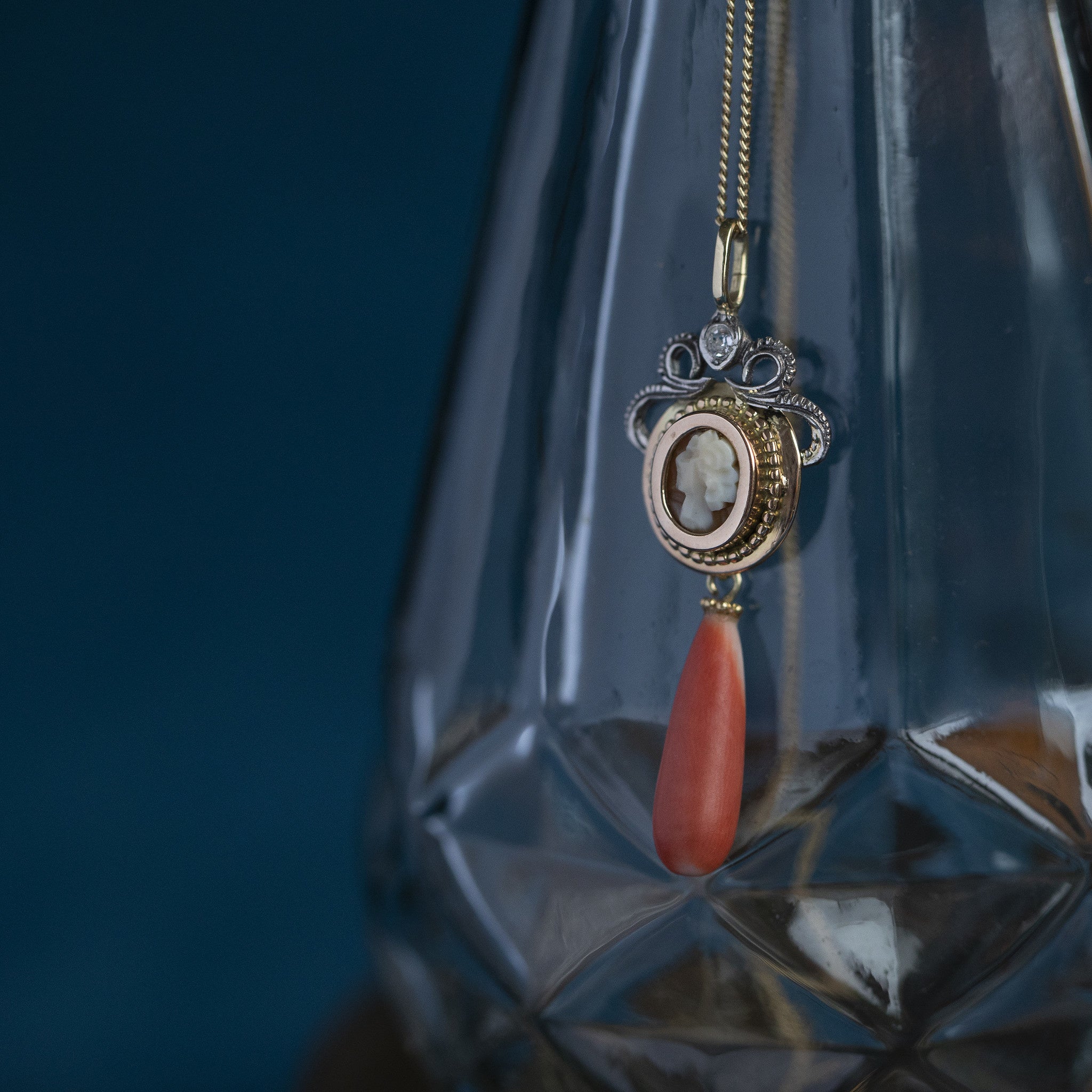 Gouden hanger met bloedkoraal en camee 14 krt/925
