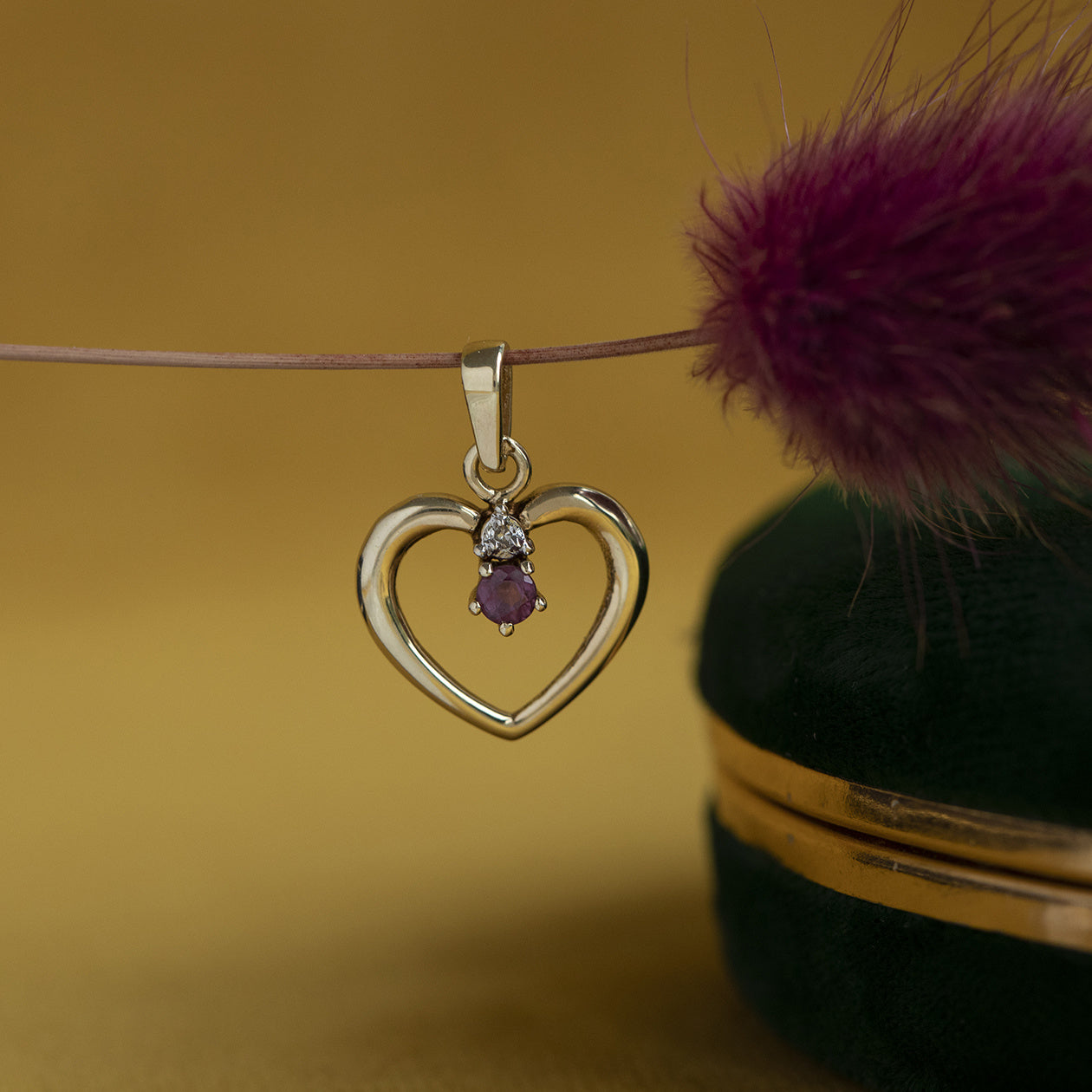 Gouden hanger hart met robijn en diamant 14 krt