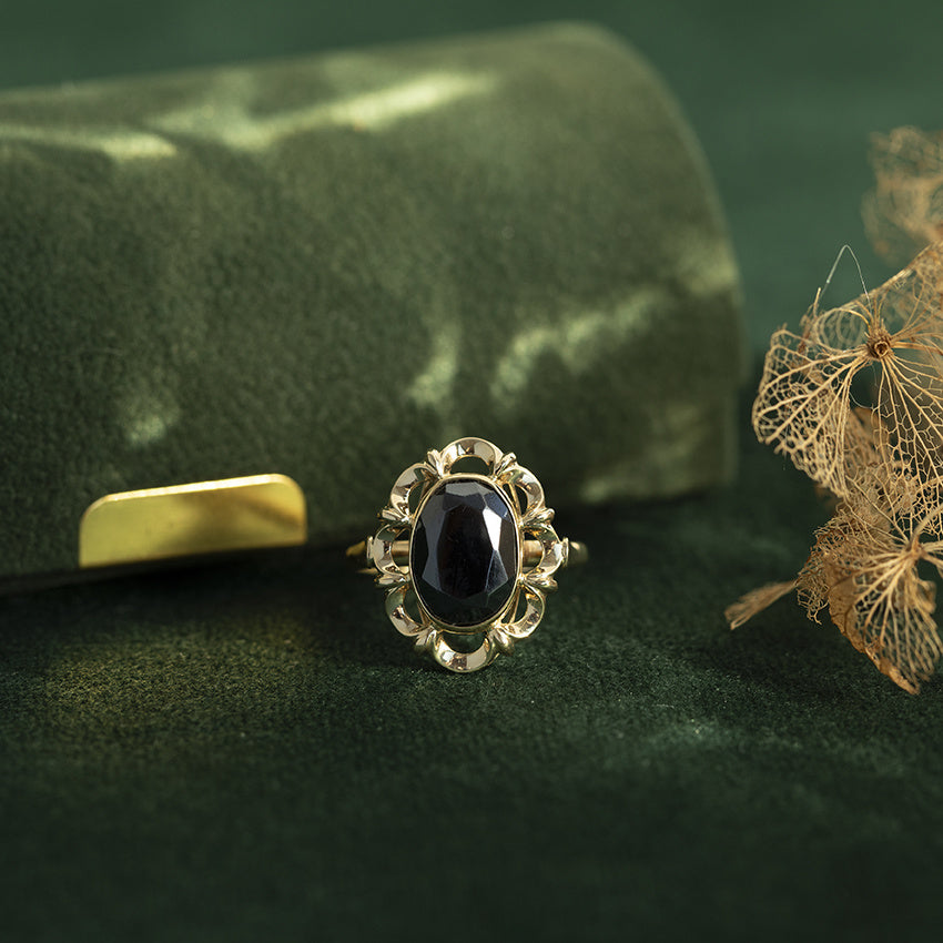Golden vintage ring with hematite 14 carat