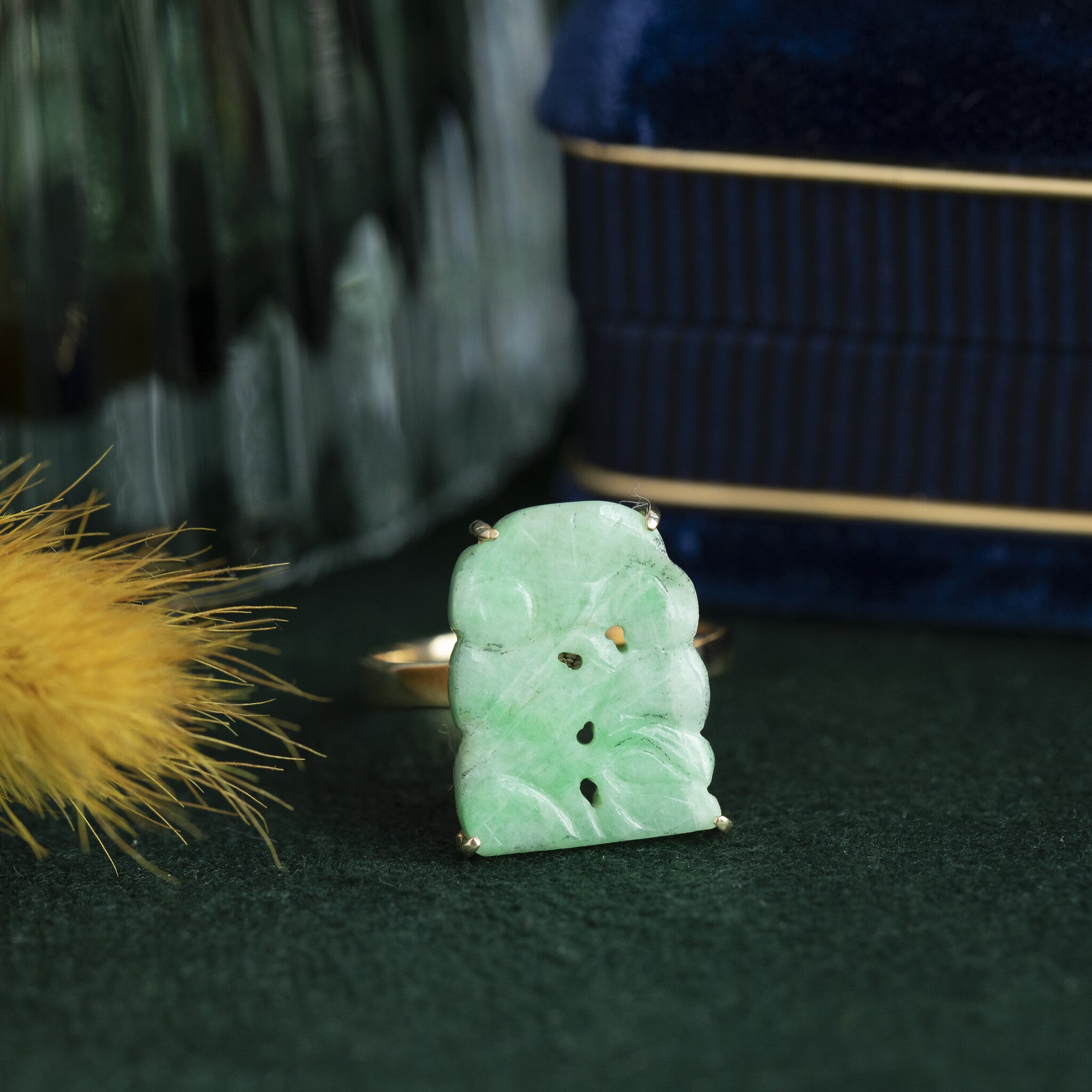 Gold ring with jade, 14 kt