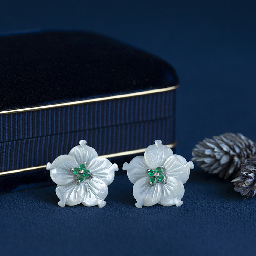 Vintage white gold stud earrings with emerald and mother-of-pearl, 14 kt