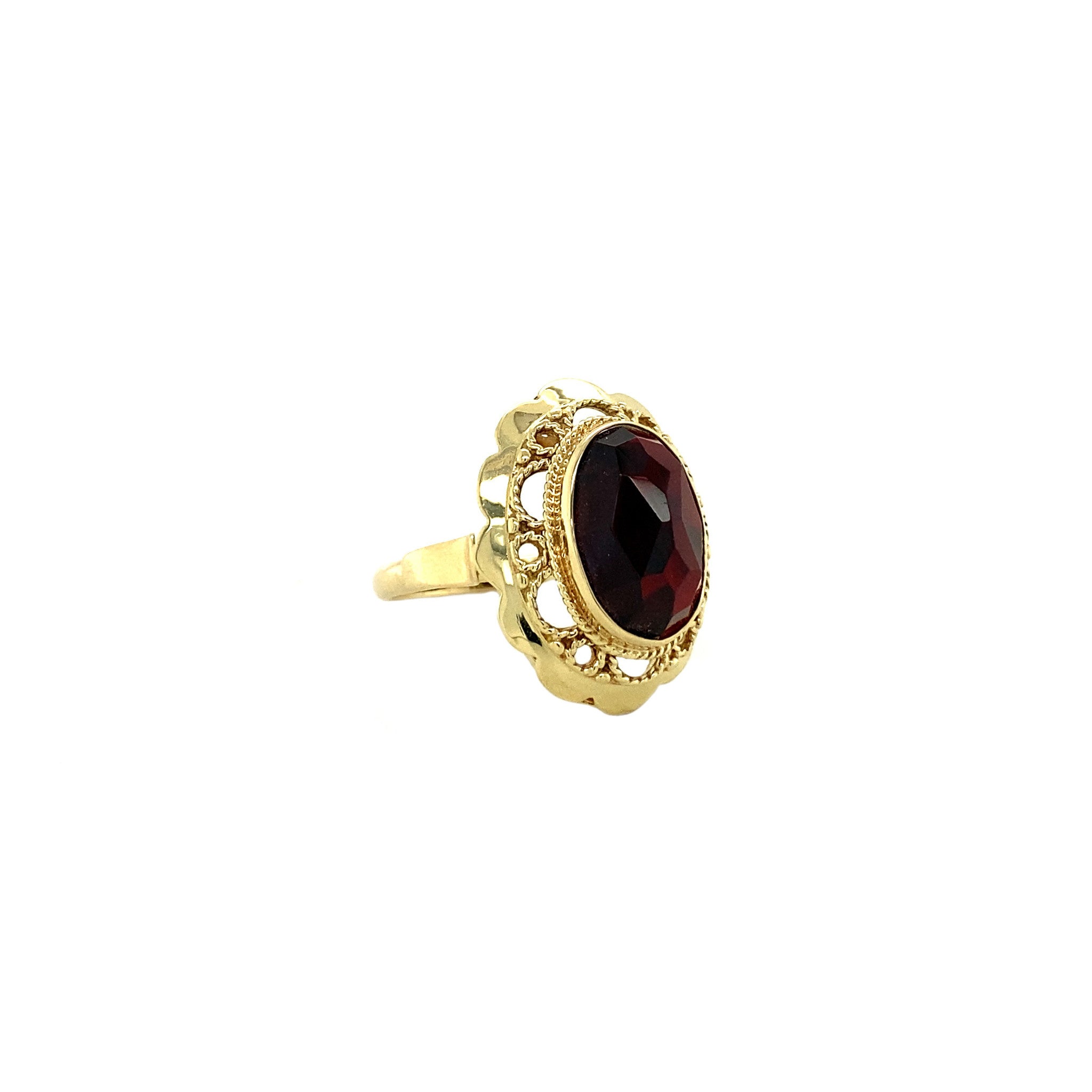 Gold ring with garnet, 14 kt