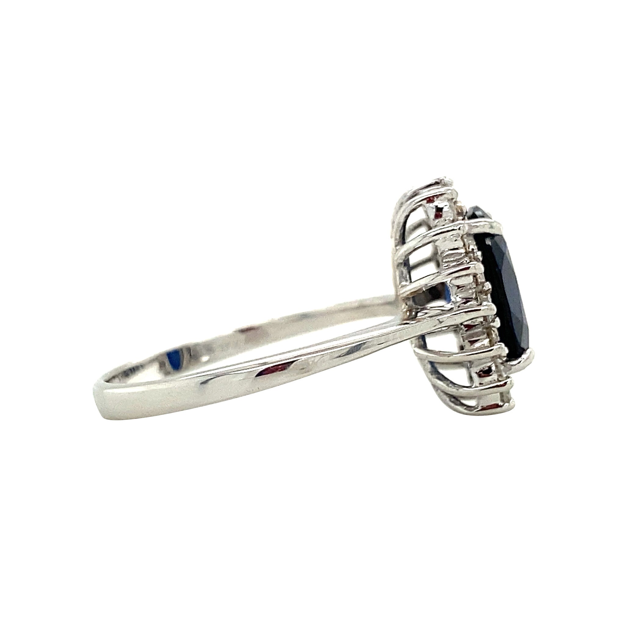 Witgouden entourage ring met saffier en diamant 18 krt