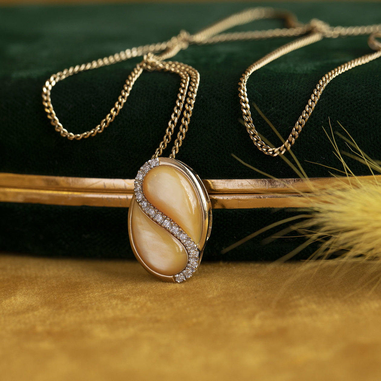 Gouden hanger met parelmoer en diamant 14 krt