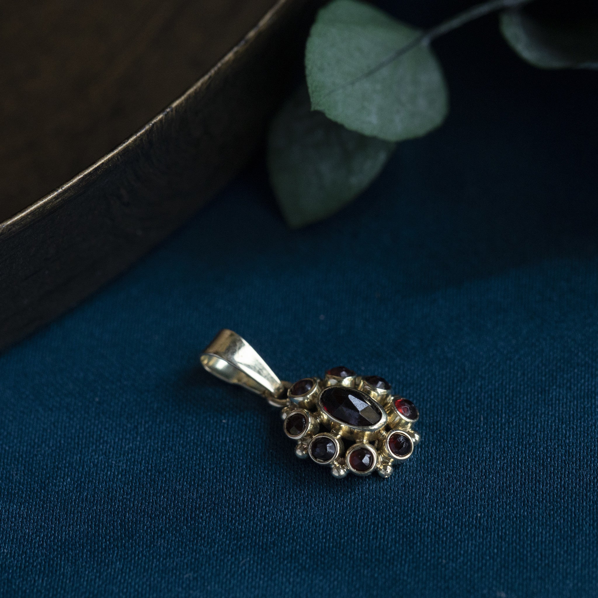 Gouden entourage hanger met granaat 14 krt