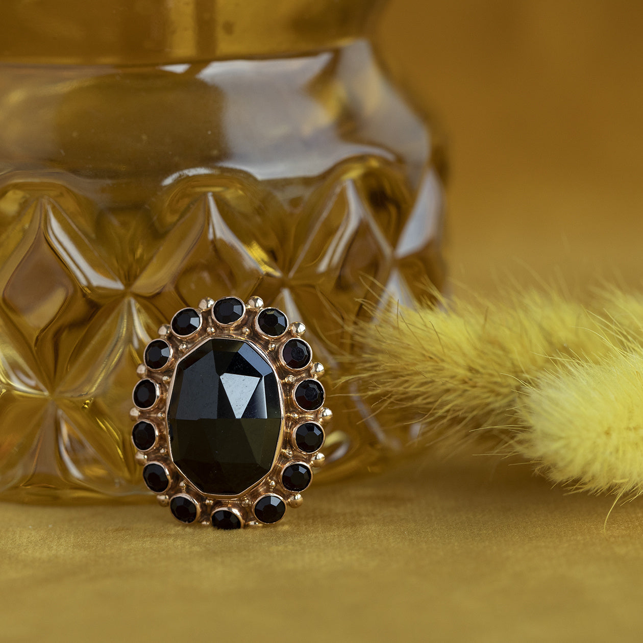 Gouden entourage broche met granaat 14 krt