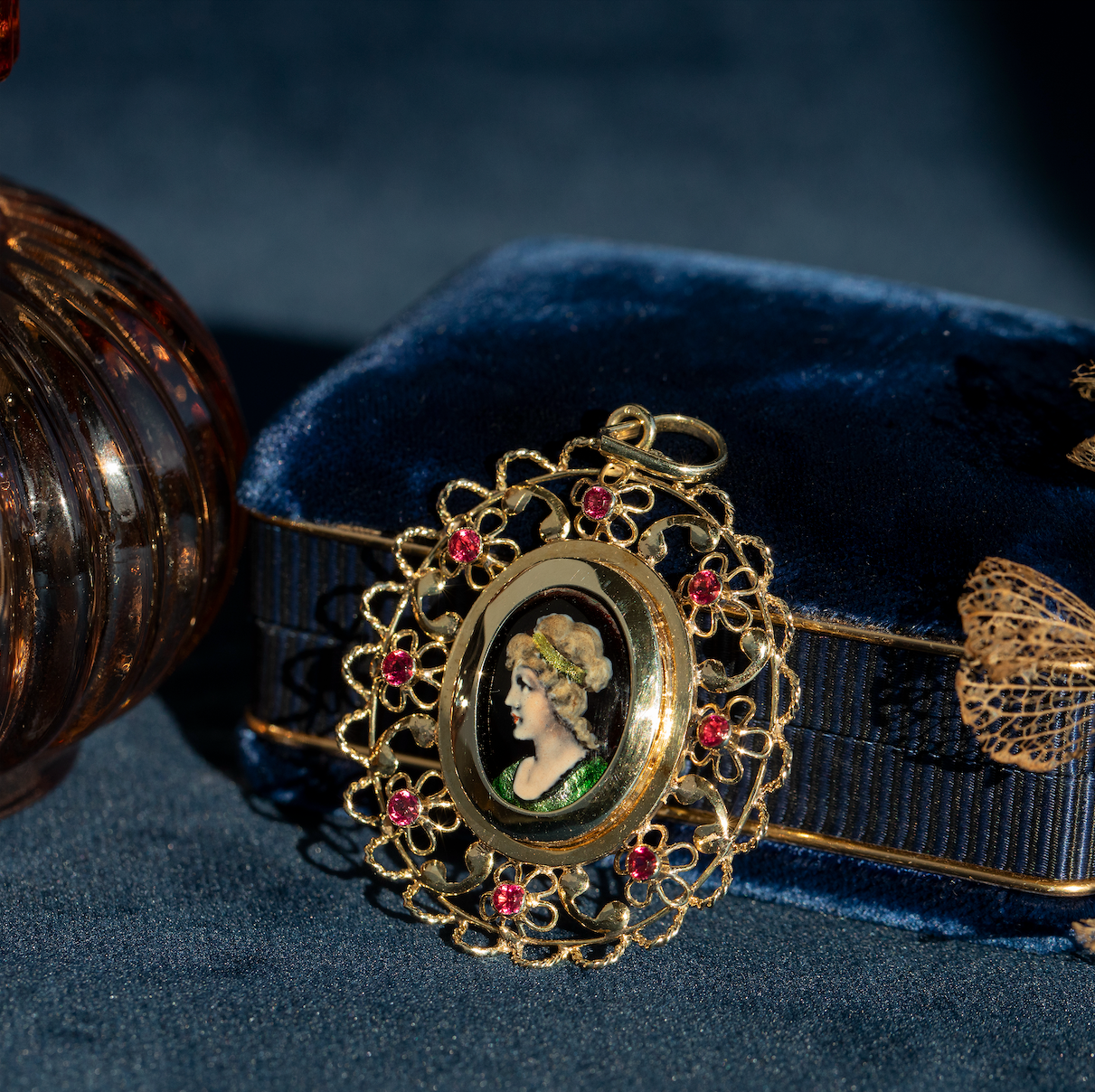 Gouden vintage hanger met emaille en kleursteen 14 krt