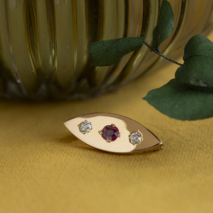 Gouden vintage broche met robijn en diamant 14 krt