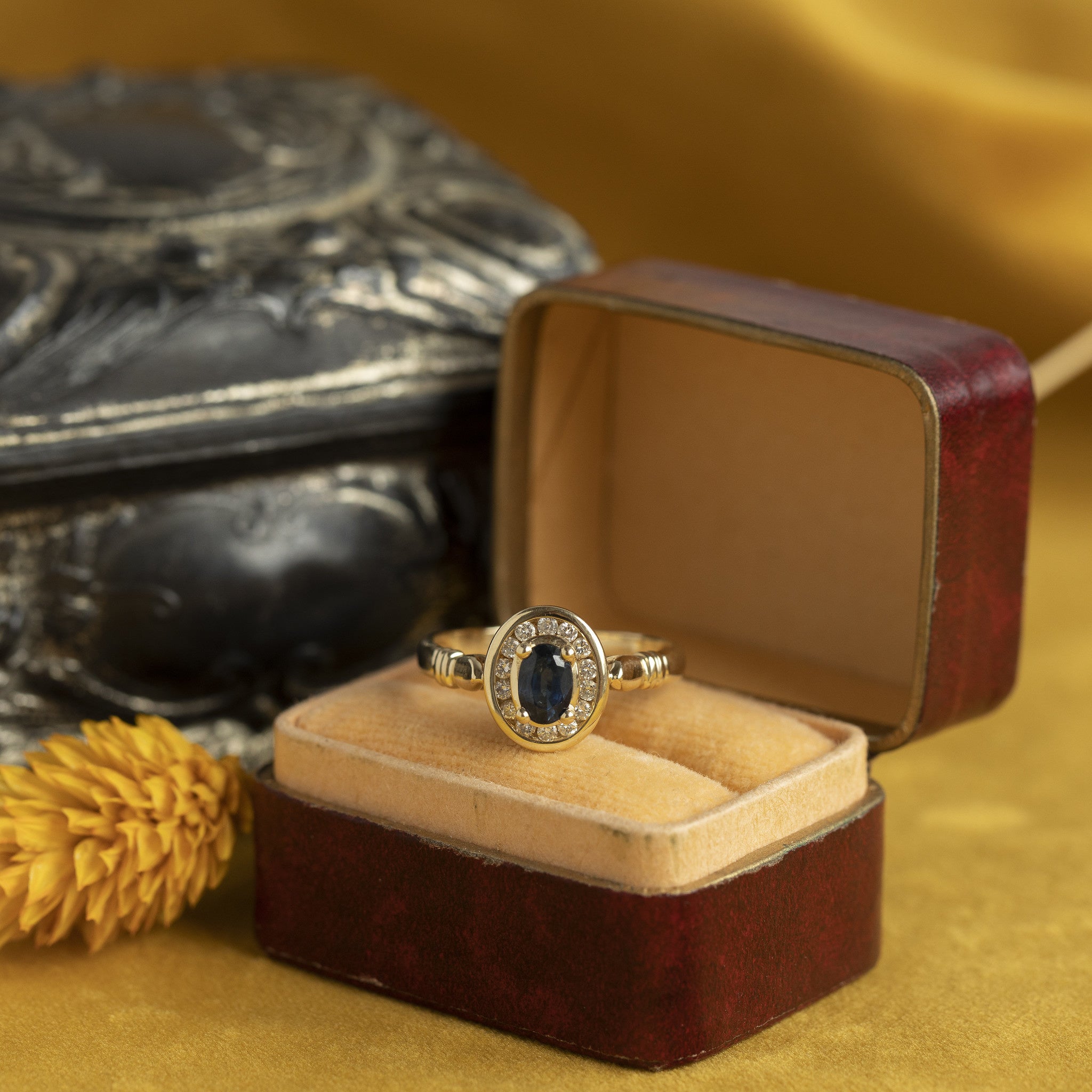 Gold ring with sapphire and diamond 14 crt