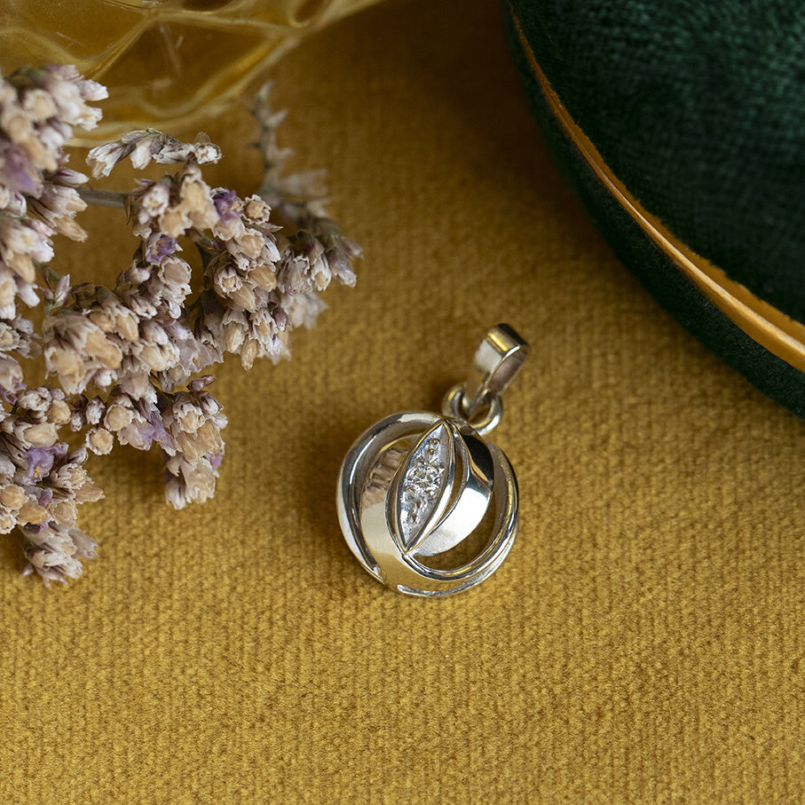 Vintage 14 kt white gold pendant with diamond